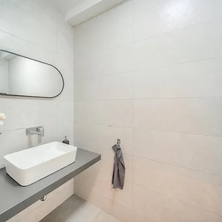 Generacija - Luxury 5-bedroom With Private Pool&jacuzzi